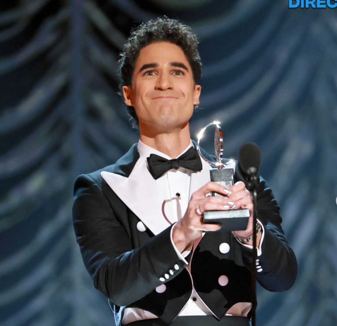 kgleeb's tweet photo. blaine watching the tony awards in the glee epilogue vs. darren criss winning his first tony https://t.co/NEgaugcATz