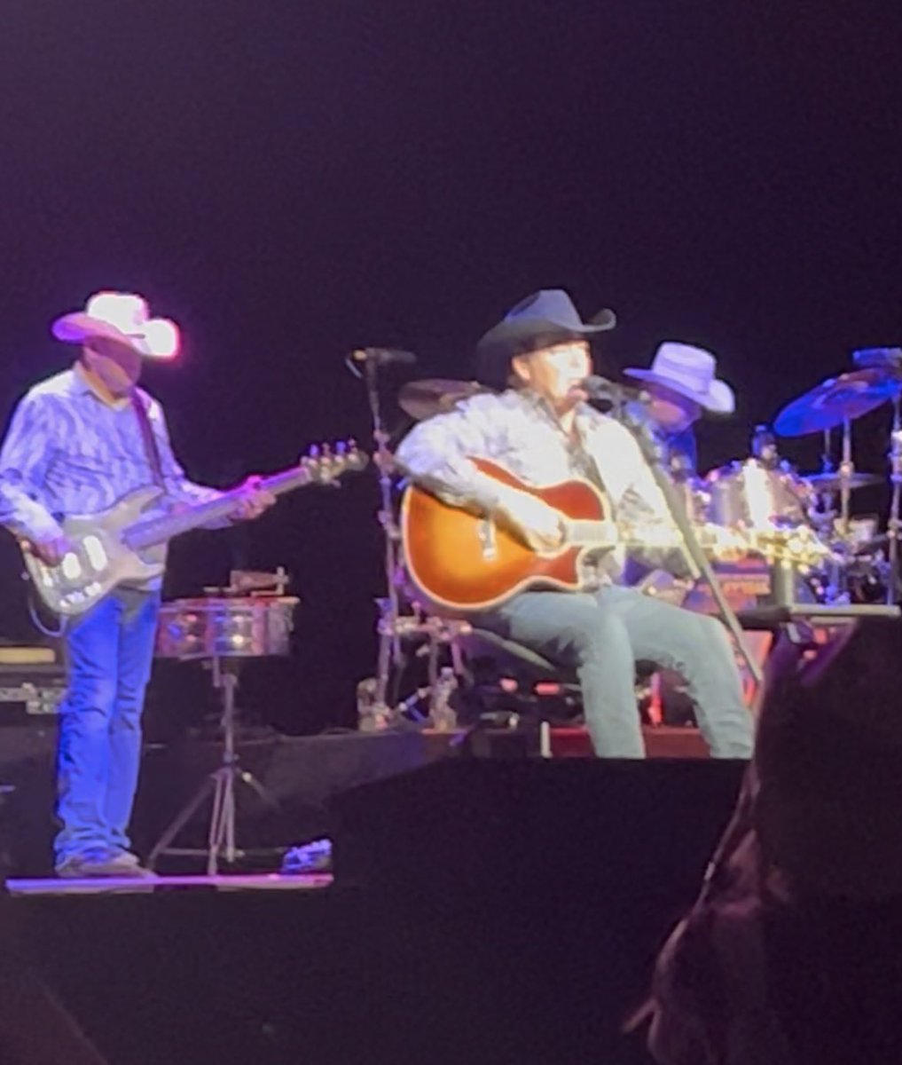 TheBarnHoller's tweet image. If any y’all get a chance to see Clay Walker on this tour he’s doing, I’d surely recommend it. Awesome show