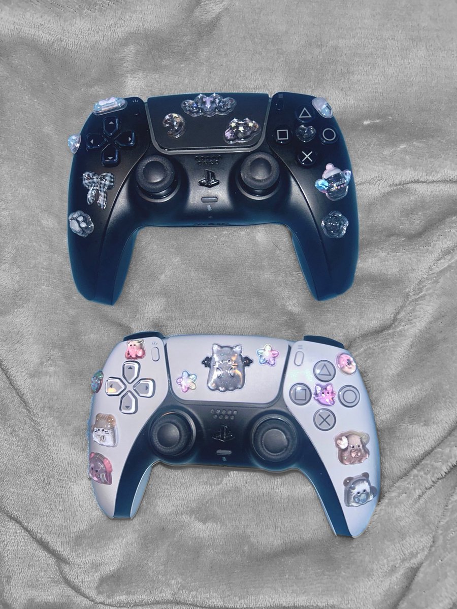 idolyuris's tweet image. I added stickers to my controllers #waddup