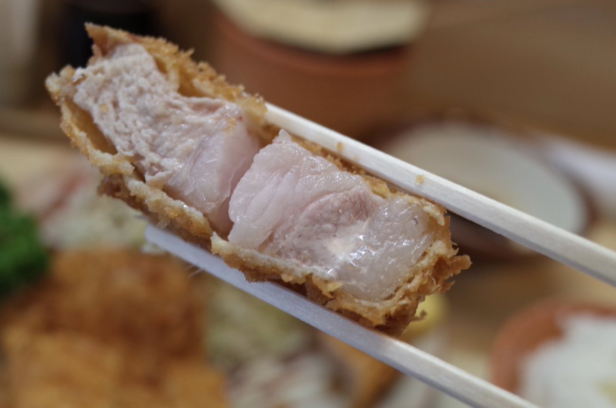 BASS_MEG's tweet image. 仕事場の近くにこんな名店があったとは…
もうトンカツはここ一択で良いと思う！！
特上ロースカツで1600円。
ご飯大盛り無料。
週一で通いたい…

#トンカツ
#おかむら
#GR2