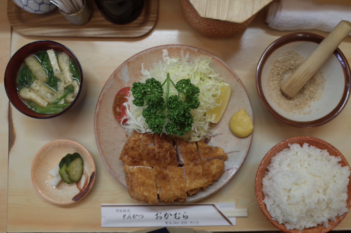 BASS_MEG's tweet image. 仕事場の近くにこんな名店があったとは…
もうトンカツはここ一択で良いと思う！！
特上ロースカツで1600円。
ご飯大盛り無料。
週一で通いたい…

#トンカツ
#おかむら
#GR2