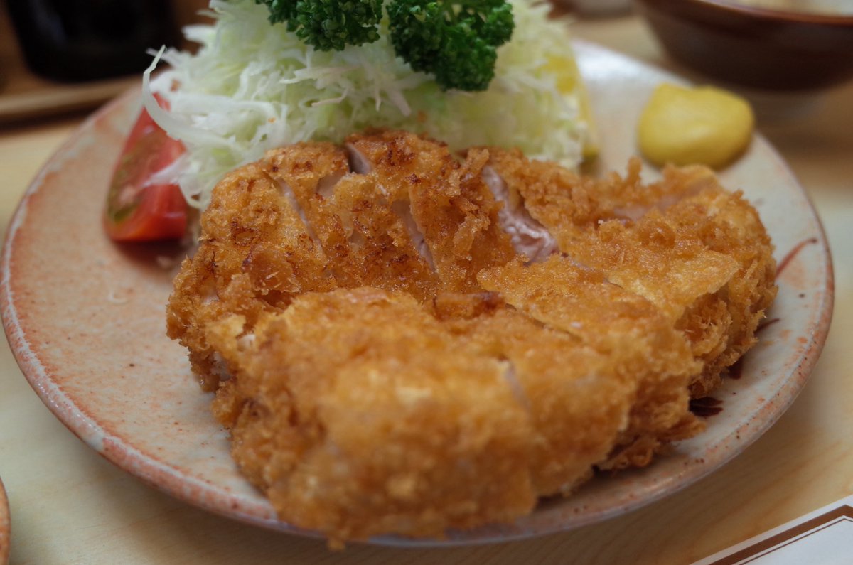 BASS_MEG's tweet image. 仕事場の近くにこんな名店があったとは…
もうトンカツはここ一択で良いと思う！！
特上ロースカツで1600円。
ご飯大盛り無料。
週一で通いたい…

#トンカツ
#おかむら
#GR2