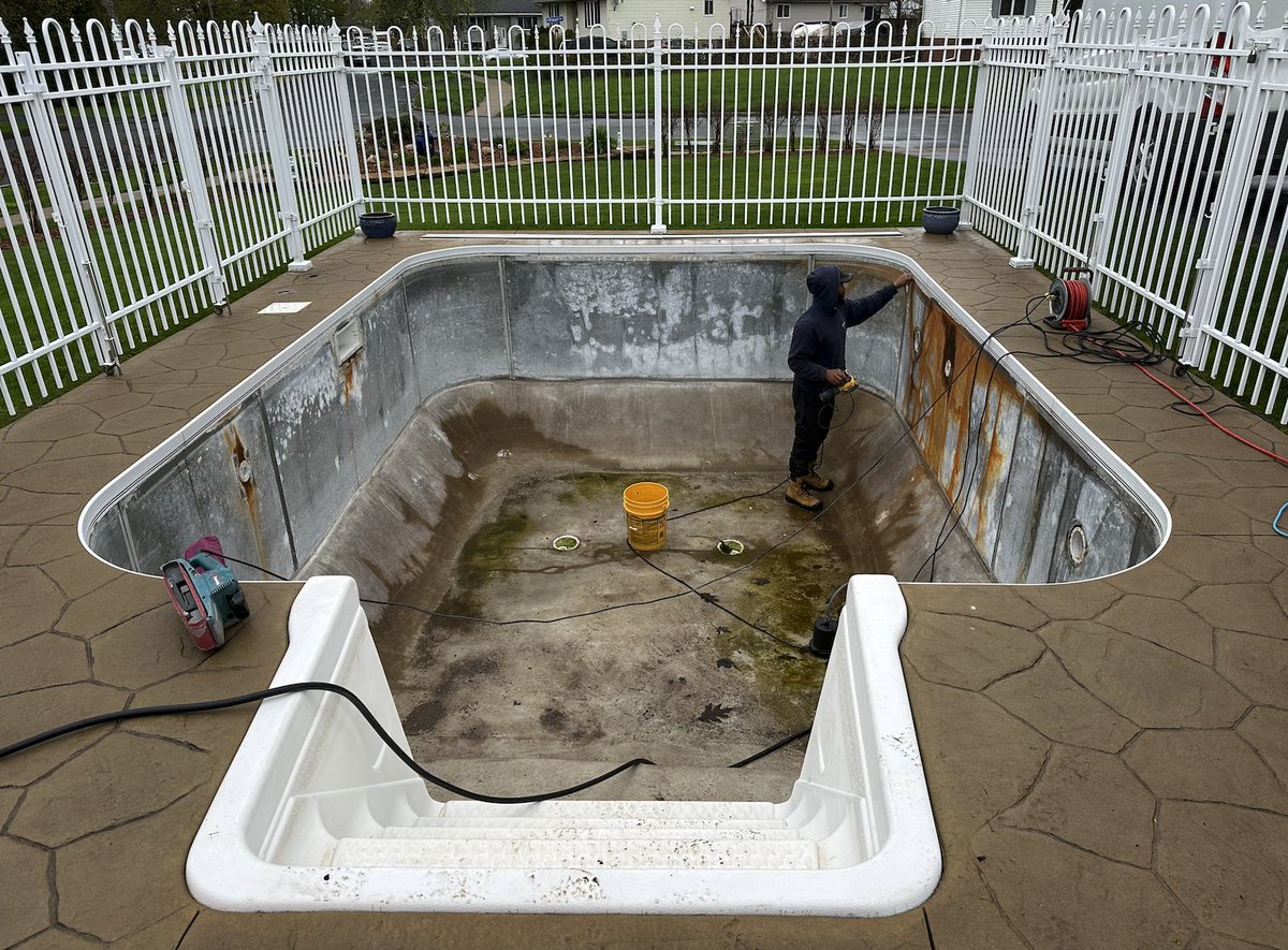 hbpools's tweet image. 💧 Fresh New Look, Same Great Pool!

Just finished a vinyl liner replacement—and the transformation is stunning! A new liner doesn’t just improve how your pool looks—it helps prevent leaks and extends its life too.

#HBPools #LinerReplacement #PoolRenovation #OttawaPools