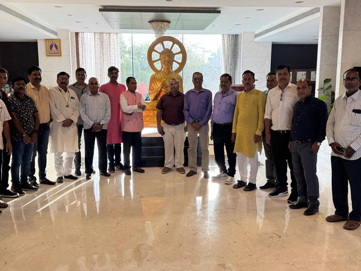 vikasvaibhavips's tweet photo. #गुजरात सरकार के माननीय मंत्री, उद्योग, नागरिक उड्डयन, ग्रामीण विकास, श्रम और रोजगार, श्री बलवंतसिंह राजपूत जी का #अहमदाबाद में 22 जून, 2025 को #LetsInspireBihar के अंतर्गत प्रवासी कल्याण फाउंडेशन के सहयोग से निर्धारित  'बिहार बिजनेस कनेक्ट 2025' में गरिमामयी उपस्थिति हेतु सहमति प्रदान करने हेतु हृदय से आभार व्यक्त करता हूँ । गुजरात चैंबर्स ऑफ कॉमर्स में निर्धारित इस महत्वपूर्ण अंतरराष्ट्रीय निवेशक सम्मेलन की तैयारियों से संबंधित समीक्षा बैठक का आयोजन प्रवासी कल्याण फाउंडेशन के संयोजक श्री ऋषिकेश कुमार सिंह के नेतृत्व में नारायणी हाइट्स होटल, अहमदाबाद में आयोजन समिति के अनेक गणमान्य सदस्यों के साथ किया गया । इस अवसर पर गुजरात के विभिन्न क्षेत्रों से सम्मानित स्टार्ट-अप प्रतिनिधियों, उद्यमियों एवं उद्योग जगत की प्रमुख हस्तियों ने उत्साहपूर्वक सहभागिता की । सभी उपस्थित सदस्यों ने इस बिजनेस समिट में न केवल भागीदारी का संकल्प लिया, अपितु इसे पूर्णतः सफल बनाने के लिए हर संभव सहयोग का भी संकल्प लिया । यात्रा गतिमान है !