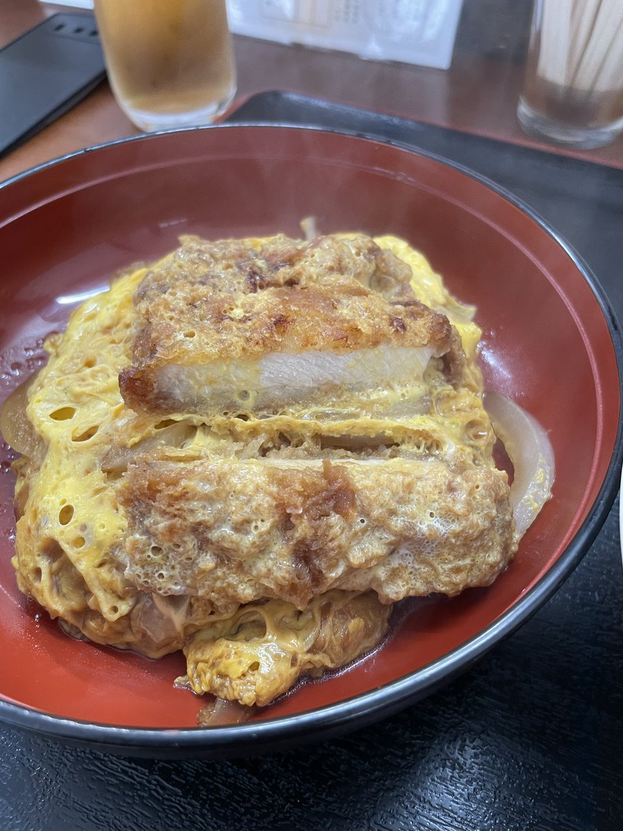 大崎市田尻にオープンした「御食事処かんちゃん」で、中華そば＋半カツ丼。

田尻駅近くにオープンした定食屋さん、各種ラーメンや定食類を提供。

中華そばは、縮れのある細麺に味玉ではなく輪切りのゆで卵など、昭和の色が濃い昔ながらなラーメン。
