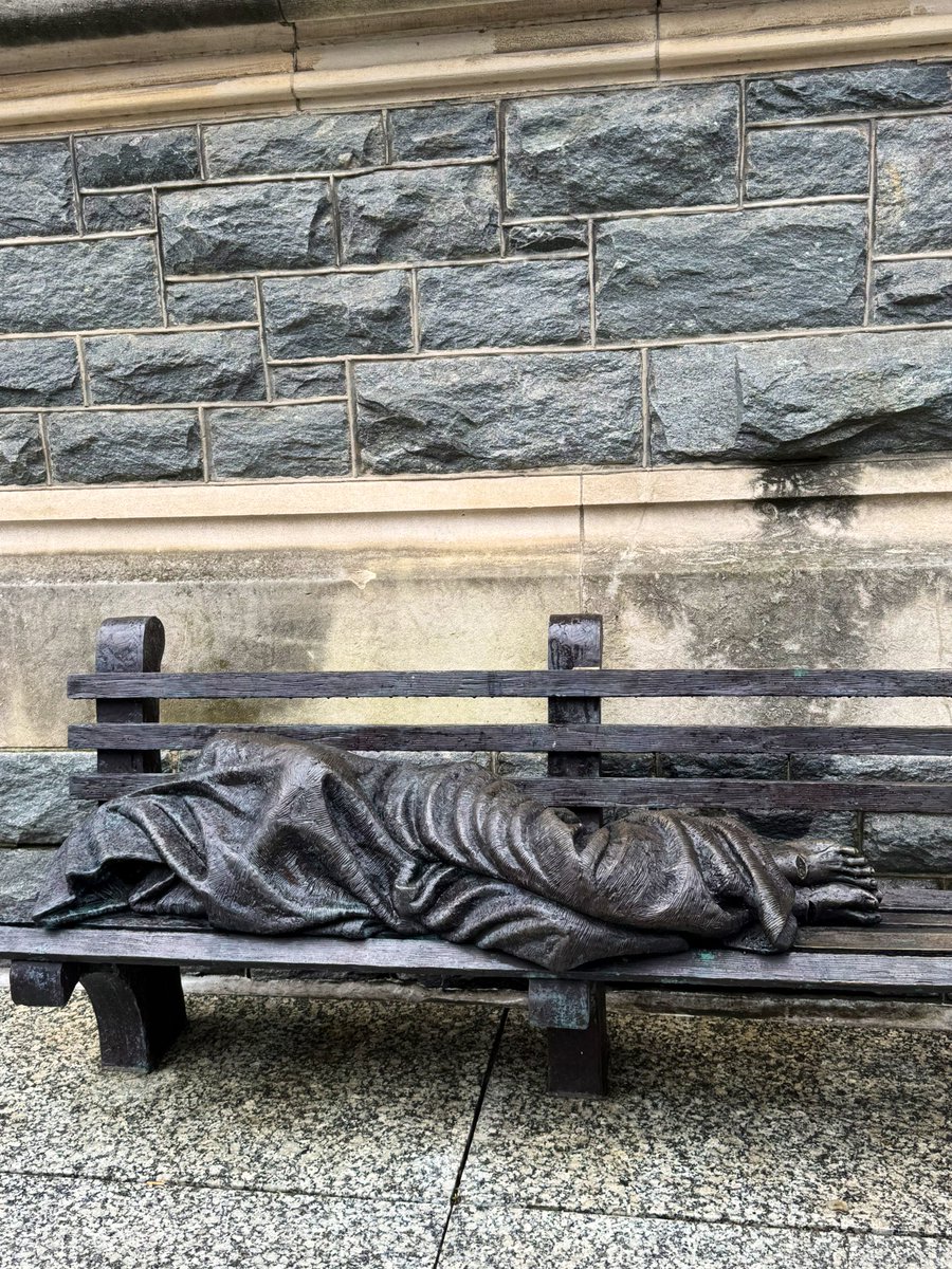 Nos enseñó dónde buscarlo, y aunque dicen que volverá, elegimos ignorarlo cada día.