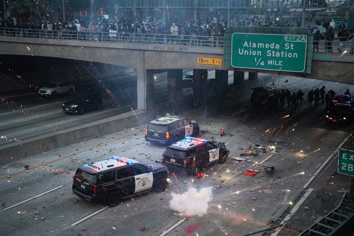 KTLA's tweet image. #DEVELOPING: More images from the unrest in downtown L.A. over federal immigration raids, Trump&apos;s National Guard deployment ktla.com/news/local-new…

(📸 AP)