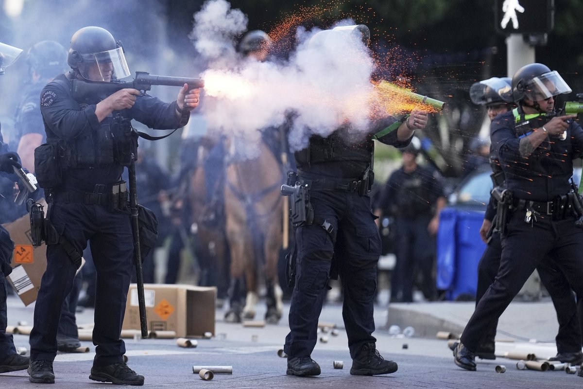 KTLA's tweet image. #DEVELOPING: More images from the unrest in downtown L.A. over federal immigration raids, Trump&apos;s National Guard deployment ktla.com/news/local-new…

(📸 AP)