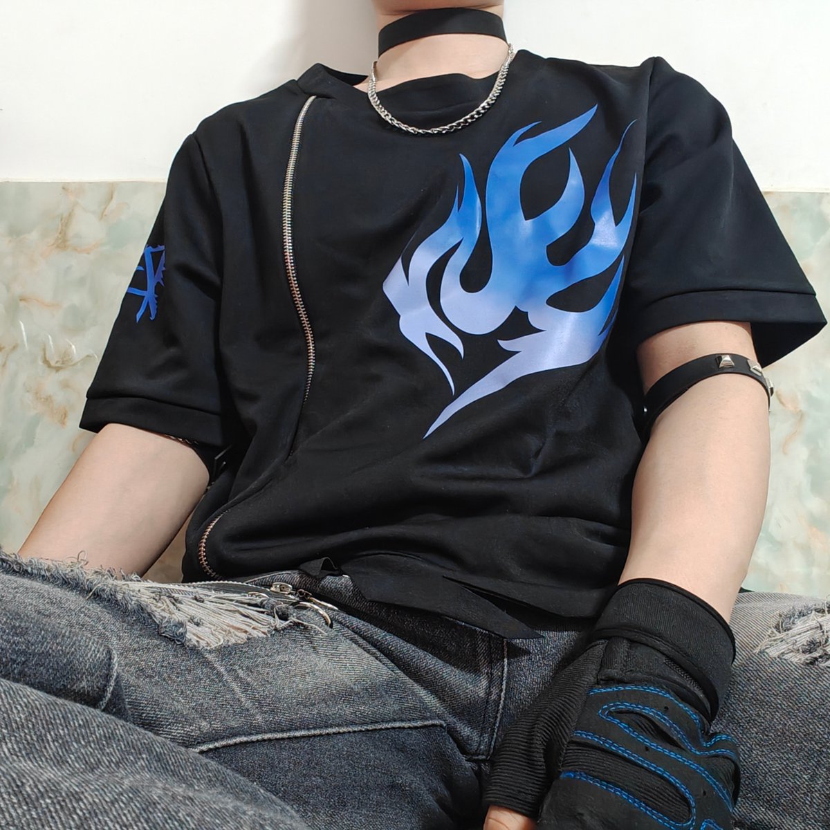 有时候感觉，活着，很累，时间带给我对未来的迷茫，家庭带给我没有同龄人与朋友伴随身边的孤独，世界带给我，对我自己满满的恶意与厌恶