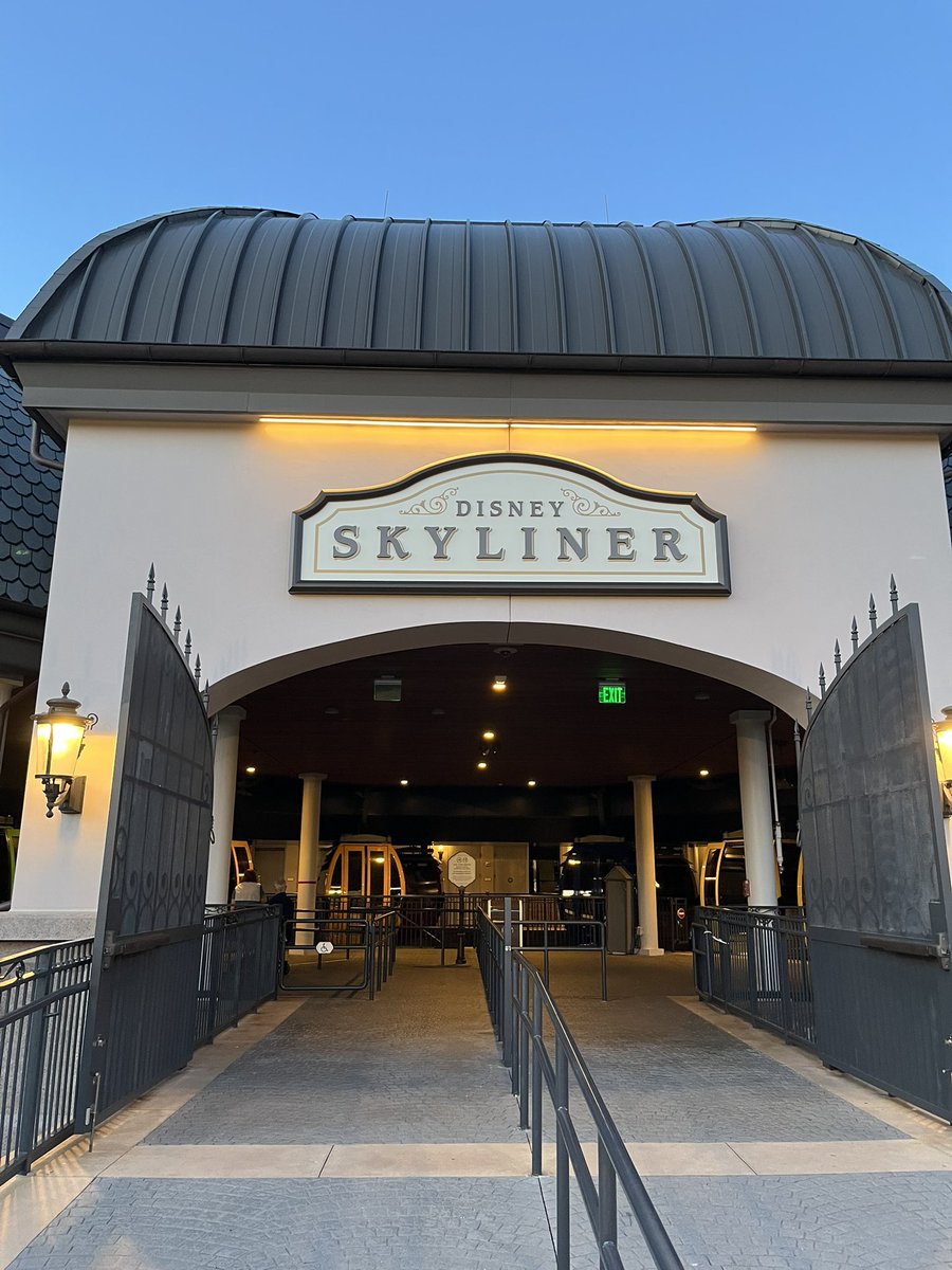 adam_ap_wdw's tweet image. Fun night at Disney resorts