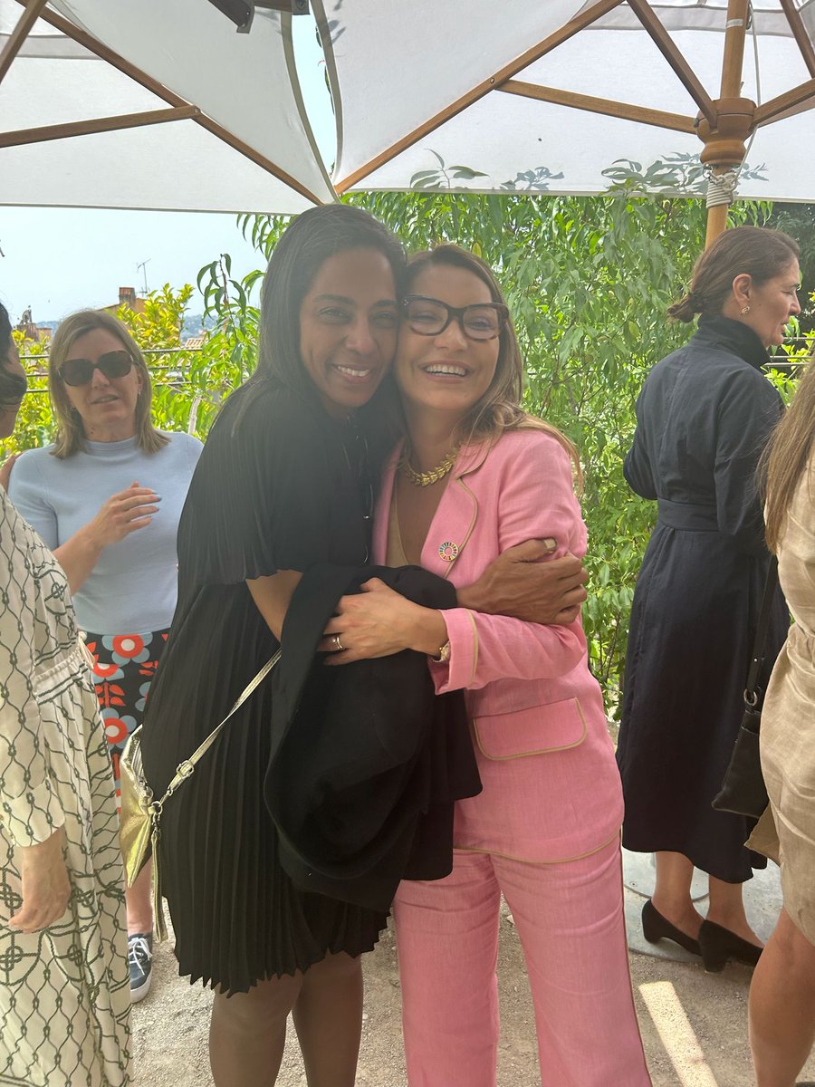 Today, I had the immense pleasure of having lunch surrounded by a group of prominent women in leadership across ocean, cities and science for the Women Leading Ocean Action event, hosted by the UN Office for Partnerships and Bloomberg Philanthropies. 

#UNOC3 #ISA #WECARE