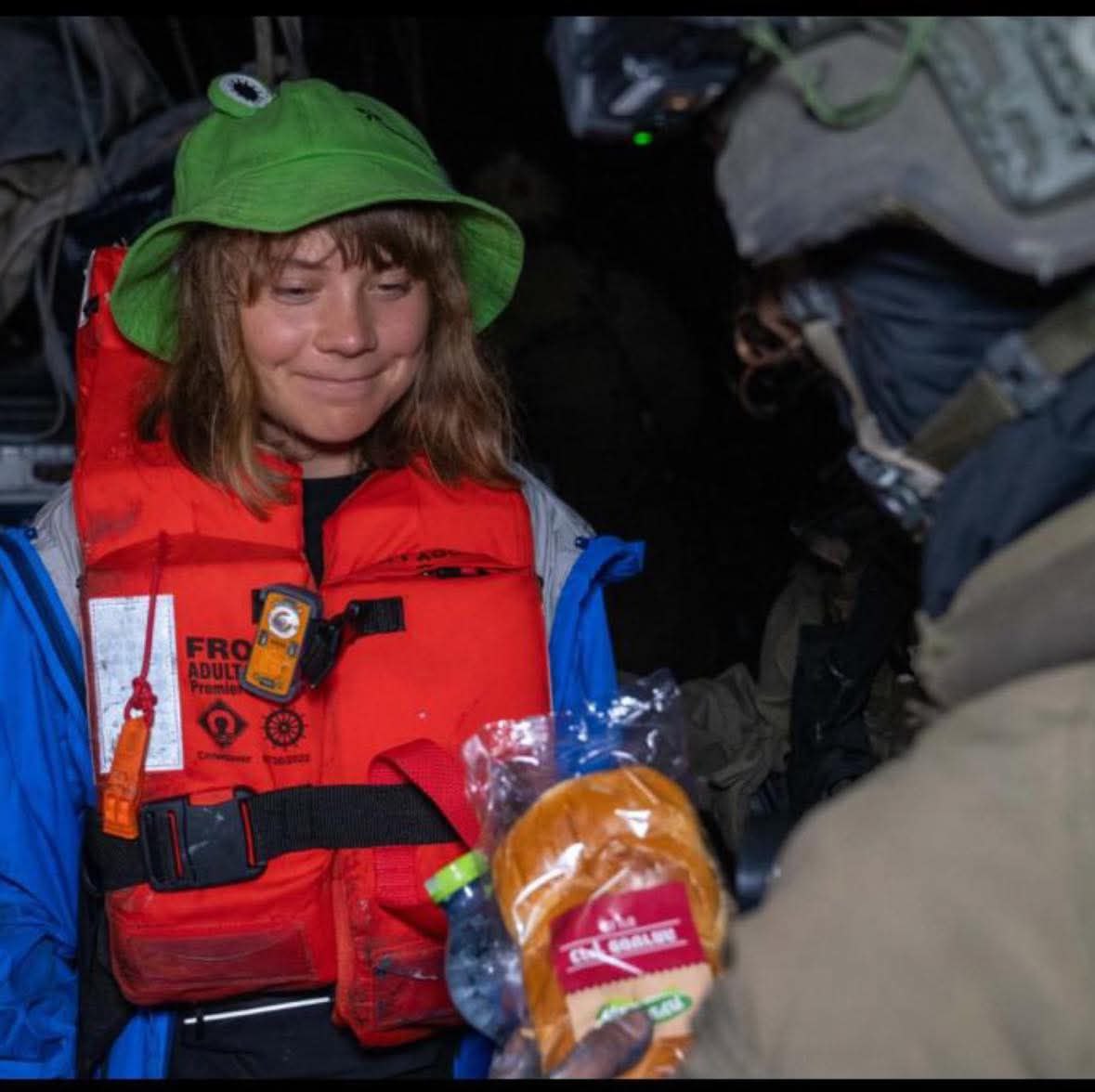 Грету, вместе с остальными участниками флотилии сгрузили с судна солдаты ЦАХАЛ, угостили едой и питьем и готовят их к депортации. Но, перед этим, министр обороны распорядился показать им 43 минутный кошмарный видеоряд, где видно что именно палестинцы творили 7 октября на