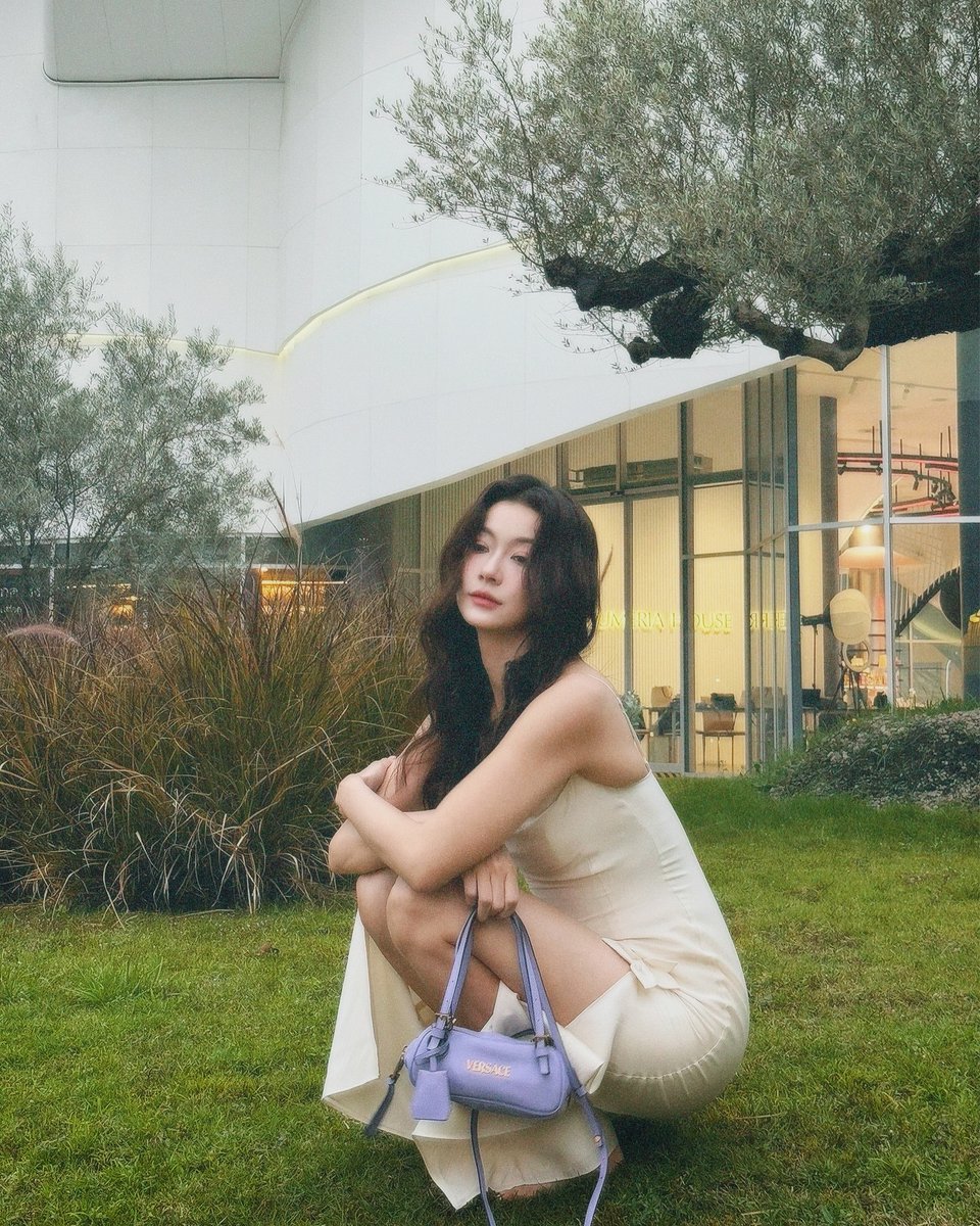 MiladyNamtan's tweet photo. #NAMTAN_STAGRAM

Evening light, soft breeze, and a little lavender love. 💜 Feel the grass under my feet, and carry my confidence like my favorite bag (thank you Versace! ✨). A quiet mood, a calm mind, and a dress that flows like a whisper. https://t.co/VBBz8ekizS