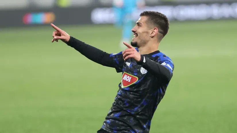 Milos Pantovic

Kızılyıldız altyapılı Sırp santrafor şu sıralar Backa Topola'da döktürüyor her yönden etkili komple golcüler artık avrupayı furyası altına almış durumda bu da onlardan biri düşük maliyetle transfer edilip süper lig takımlarının beklentilerni rahatça karşılayabilir