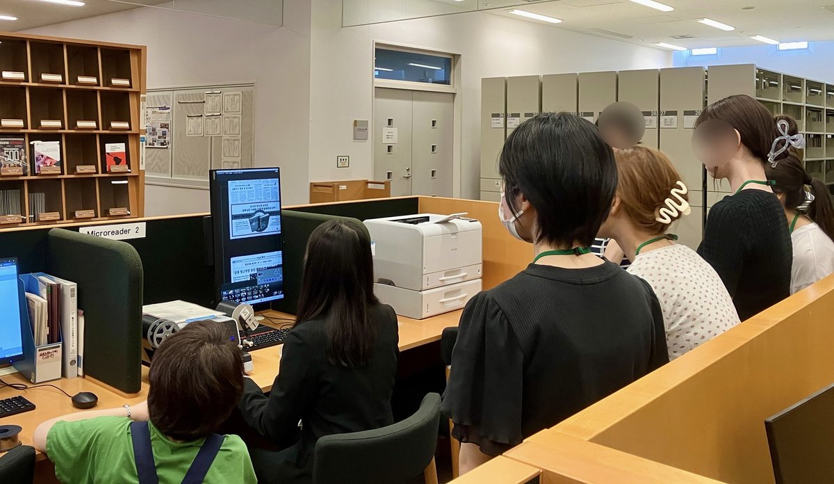 【アジ研便り🌿】
上智大学総合グローバル学部の学生12名が、アジ研図書館に見学ツアーで来館しました。自分の生まれた日の新聞をマイクロフィルムで見る体験も。タイ、フィリピン、ブルネイ、韓国などの新聞を閲覧し、歴史に触れる機会になりました。