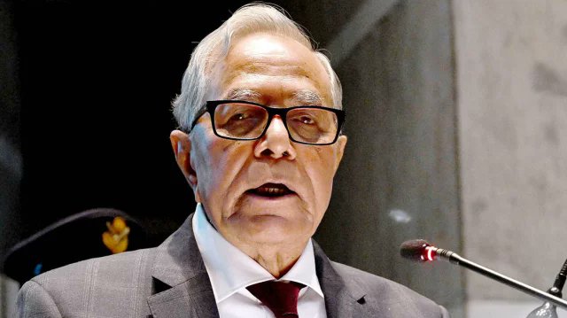 ৩১ দিনের ‘গুঞ্জনের’ অবসান ঘটিয়ে দেশে ফিরলেন সাবেক রাষ্ট্রপতি আবদুল হামিদ