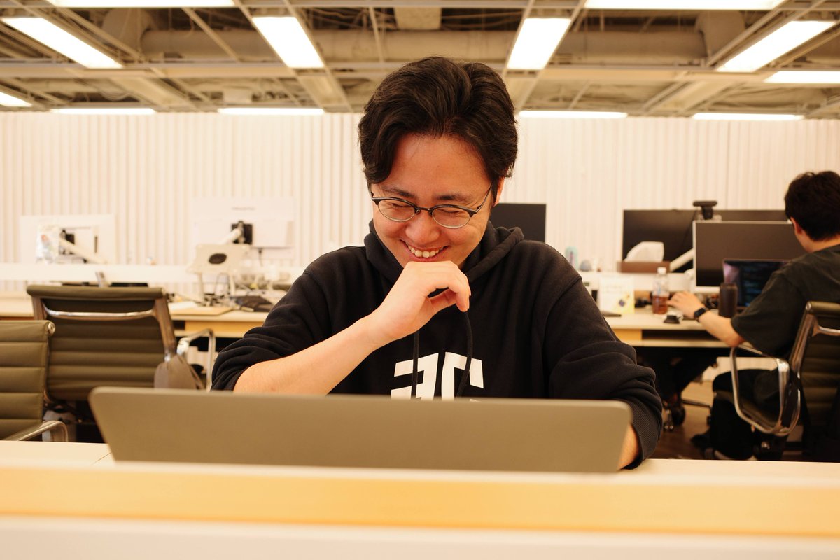 社内でカメラを持って歩いていると、いい写真が撮れることもあれば、照れちゃうメンバーに出くわすことも📸

これは ＃チームの熱量 なのか…？
#アトラエの日常