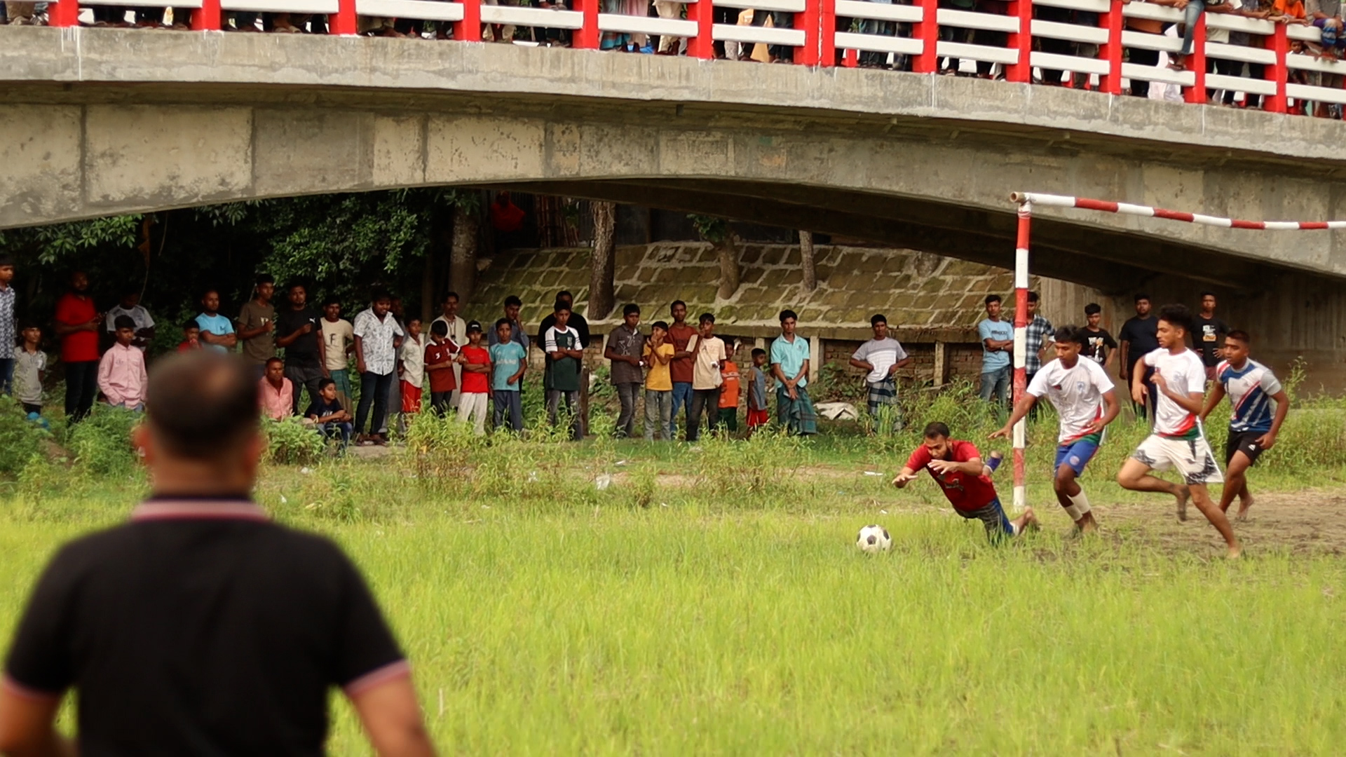 কালিহাতীতে জমকালো ফুটবল ম্যাচ ও লটারি ড্র অনুষ্ঠিত