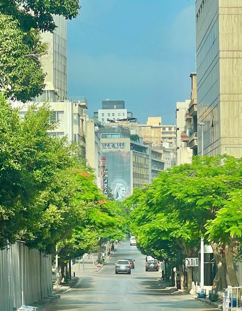 #صباح_الخير  من بيروت 🌞🇱🇧
شارع الحمرا حيث تستقبلك صورة الصبوحة بأحلى ضحكة❤️