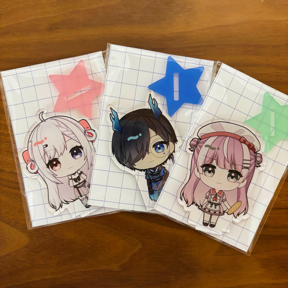 ②아크릴 스탠드
각 10000원
맴버마다 별 색깔이 달라요! 이쁘죠!
생각보다 크게 나왔네~!