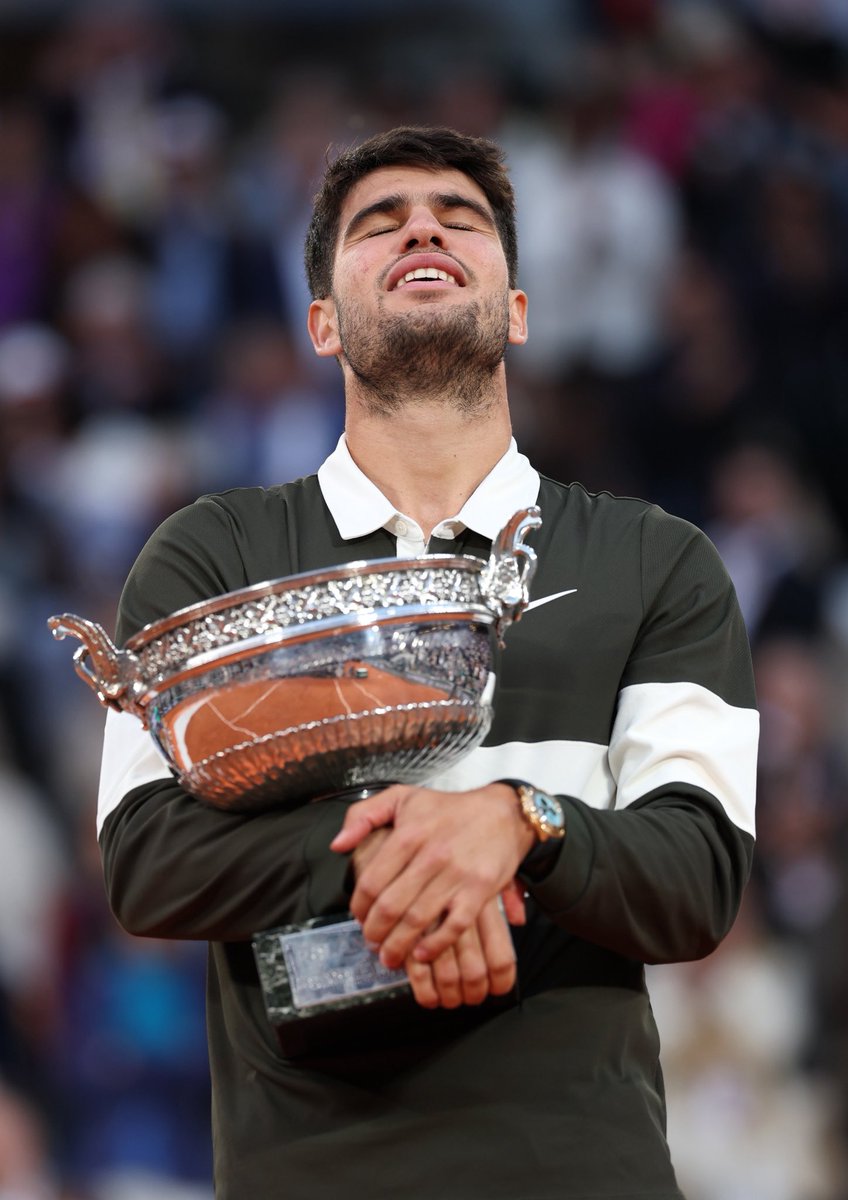 फ्रेंच ओपन 2025 मे कार्लोस अल्काराज ने इतिहास रच दिया
इतिहास का सबसे लंबा फाइनल खेला गया, पांच घंटे 29 मिनट तक चले ऐतिहासिक मुकाबले मे दुनिया के नंबर वन खिलाडी जैनिक सिनर को हराकर दुसरा खिताब जीता <a href="/carlosalcaraz/">Carlos Alcaraz</a>