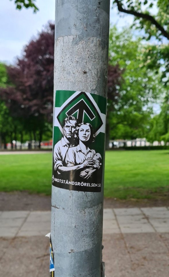 🚶‍♀️Fieldnotes from Malmö 🇸🇪

Tina Askanius reflects on the visual politics of public space from faded “Refugees Welcome” stickers to far-right propaganda.

What do these street-level contrasts reveal about Sweden today?

📝 Read more: rb.gy/0f1m5s

#OppAttune