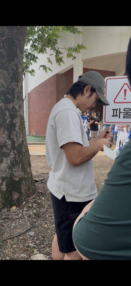 님들 김성윤 1년동안 바뀐점:
흰색 티>맨투맨??셔츠??
크로스백 존재>크로스백 존재xx

왼쪽은 24년스캠때 사진 오른쪽은 6/8..