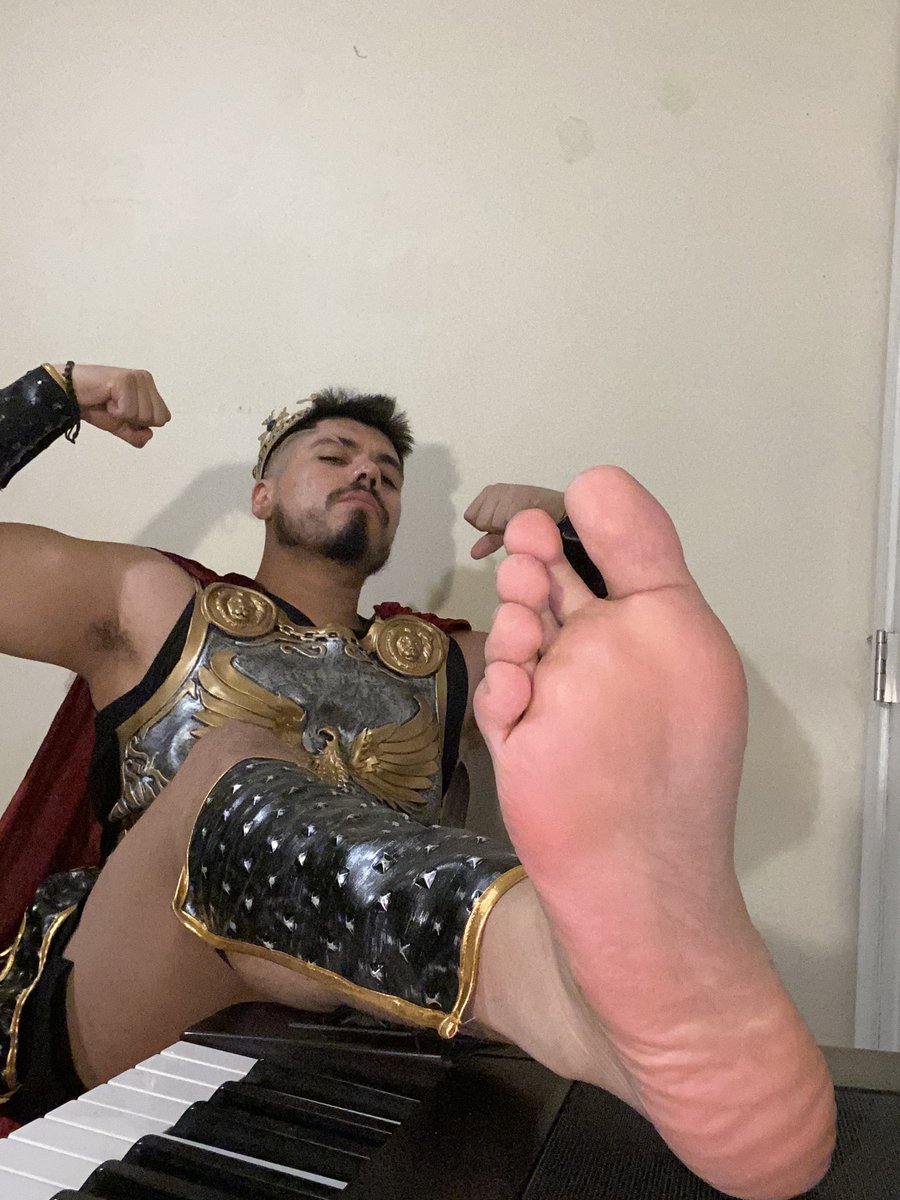 Size12_toes's tweet image. My favorite costume I’ve ever worn 😈

#malefeet #malefootfetish #footfetish #malefeetfetish #feetfetish