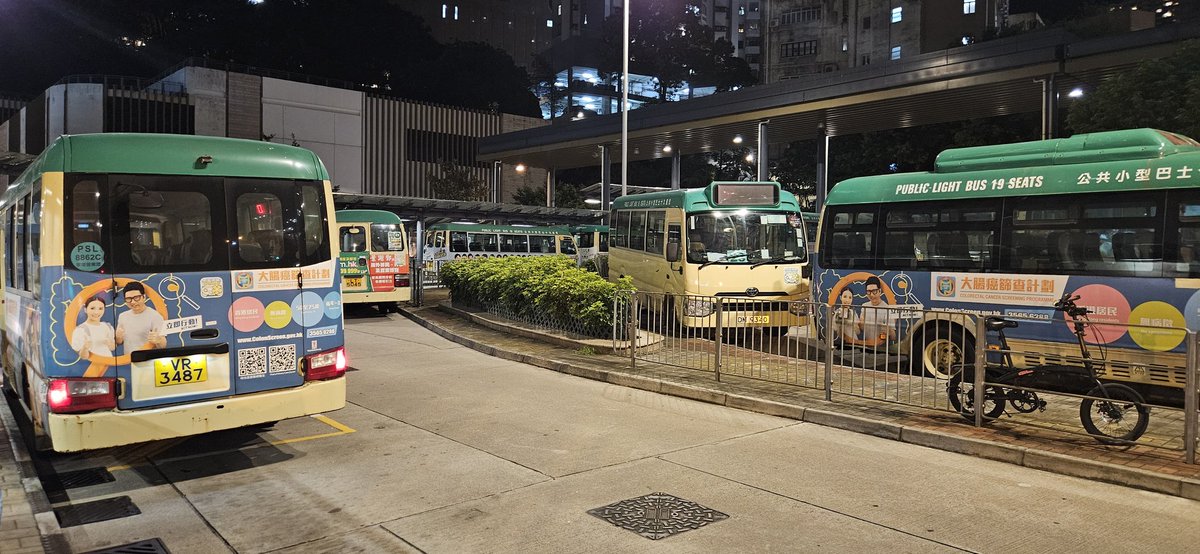 À HongKong 🇭🇰, les bus sont parfois directement remisé dans les terminus.
Sûrement par manque de place dans les dépôts. 🤷‍♂️