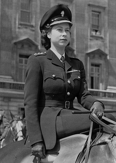 HistoryFoto's tweet image. «Когда жизнь кажется трудной, храбрые люди не ложатся, признав поражение. Наоборот, они намерены еще сильнее сражаться за будущее». Будущая королева Елизавета II в форме полковника гренадерского гвардейского полка на конном параде ко дню рождения ее отца Джорджа VI. 1947 г.