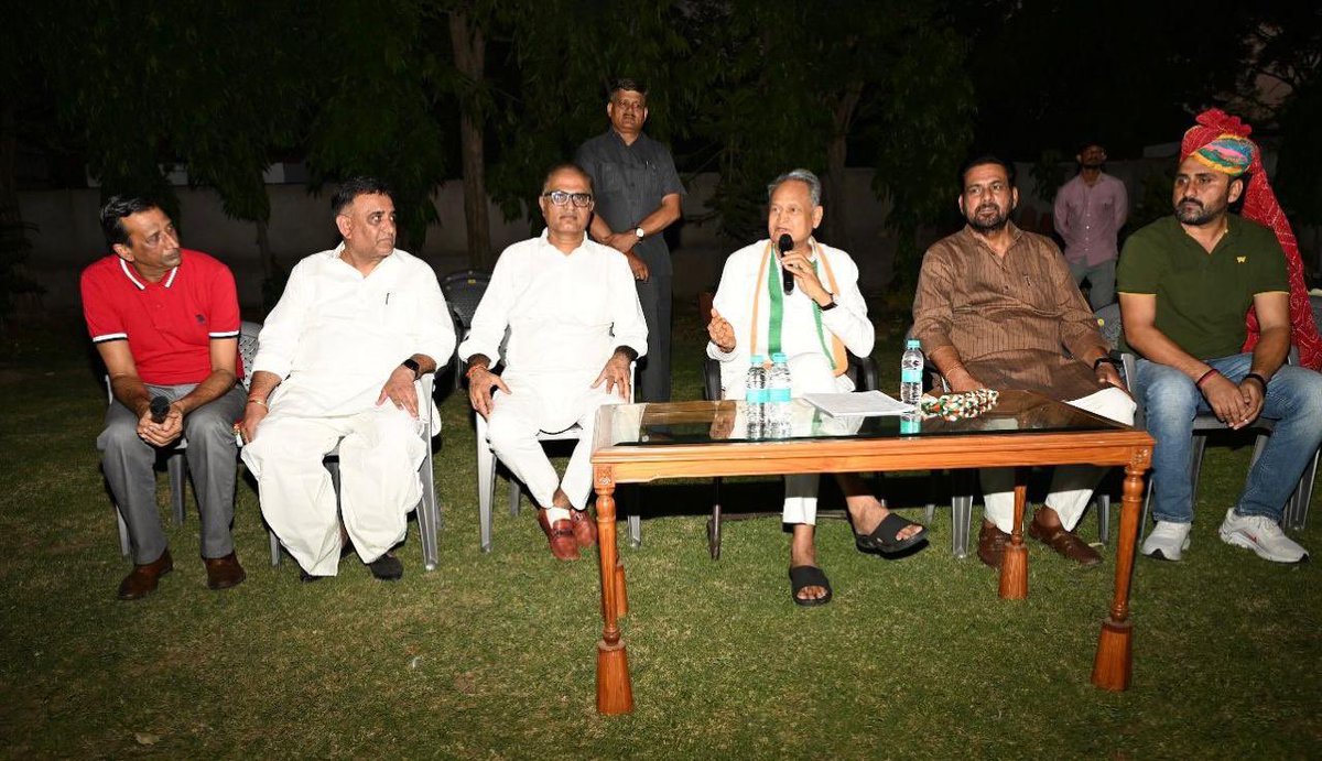 @जयपुर राजस्थान के यशस्वी पूर्व मुख्यमंत्री श्री अशोक जी गहलोत से मुलाक़ात के दौरान ॥
महेंद्र चौधरी पूर्व उपमुख्य सचेतक , पूर्व विधायक नावॉ