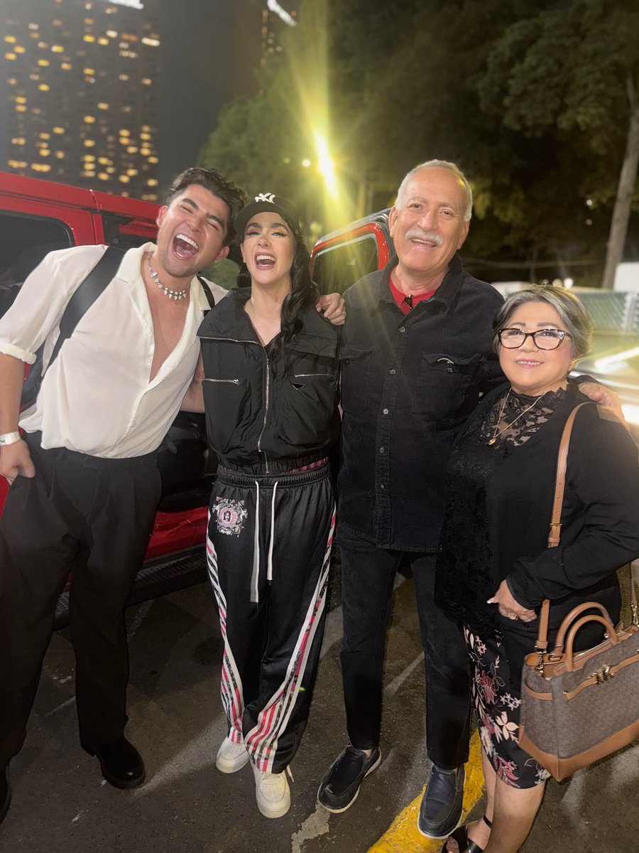 1: Gala y yo antes de que entrará a cantar con la Sonora Santanera. 
2: Gala siendo iconica.
3: Camerino de Galiuxxx.
4: Mis papás y yo con Galiishius, riendonosssss bien happies. 

<a href="/GalaMontes2/">Galamontes</a> juntos siempre 🫰🏻✨