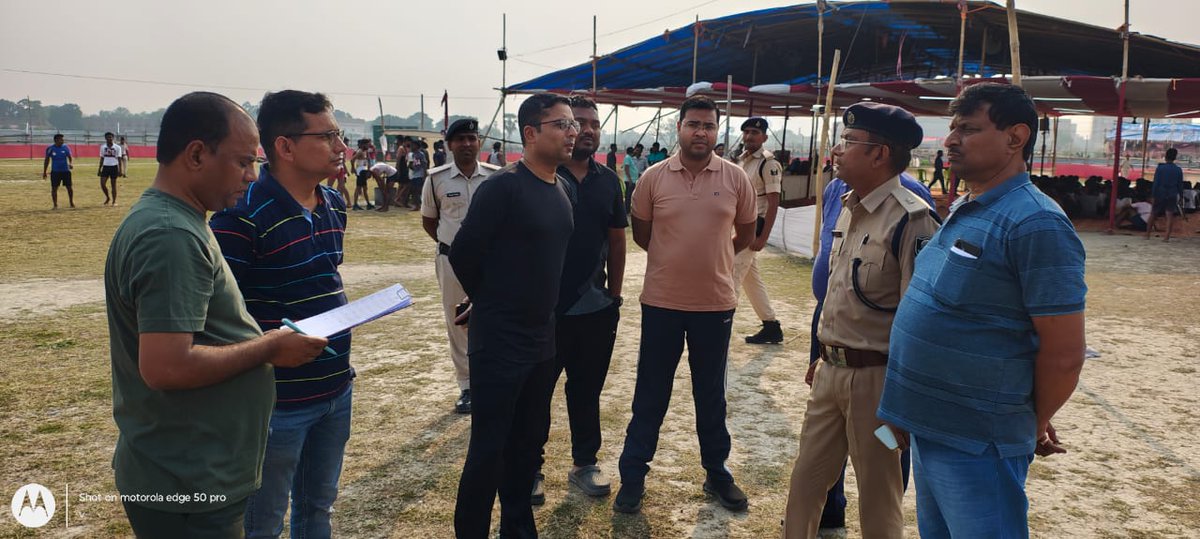 Saran_dm's tweet photo. #homeguard #recruitment #physicalefficiencytest #inspection #DM #saran #chapra @IPRDBihar
गृह रक्षकों के नामांकन हेतु जेपी यूनिवर्सिटी, छपरा के ग्राउंड में जारी शारीरिक दक्षता परीक्षा का निरीक्षण करते हुए जिलाधिकारी, सारण श्री अमन समीर https://t.co/bArGIQdGHj