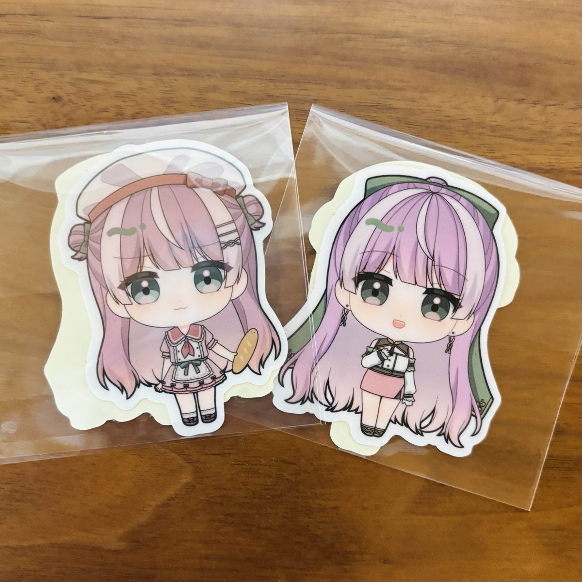 ③스티커 2장세트
각 3000원 / 전부 세트 90000원
반짝하는 종이로 만든 스티커! 2장은 다른 그림이에요!
모두 다 진짜 귀엽게 나와서 모으고 싶어진다...!