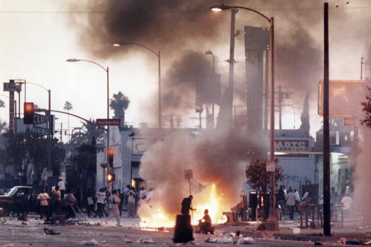 Whats happening in LA? 🔥🔥🚗🚕🚕🚔🚔