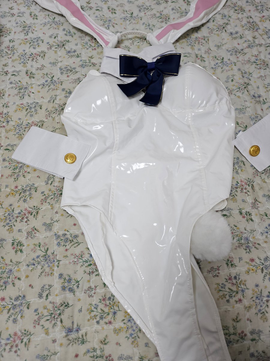 이 천쪼가리가 사람이 입을 수 있는거라고?? 에이~ 거짓말