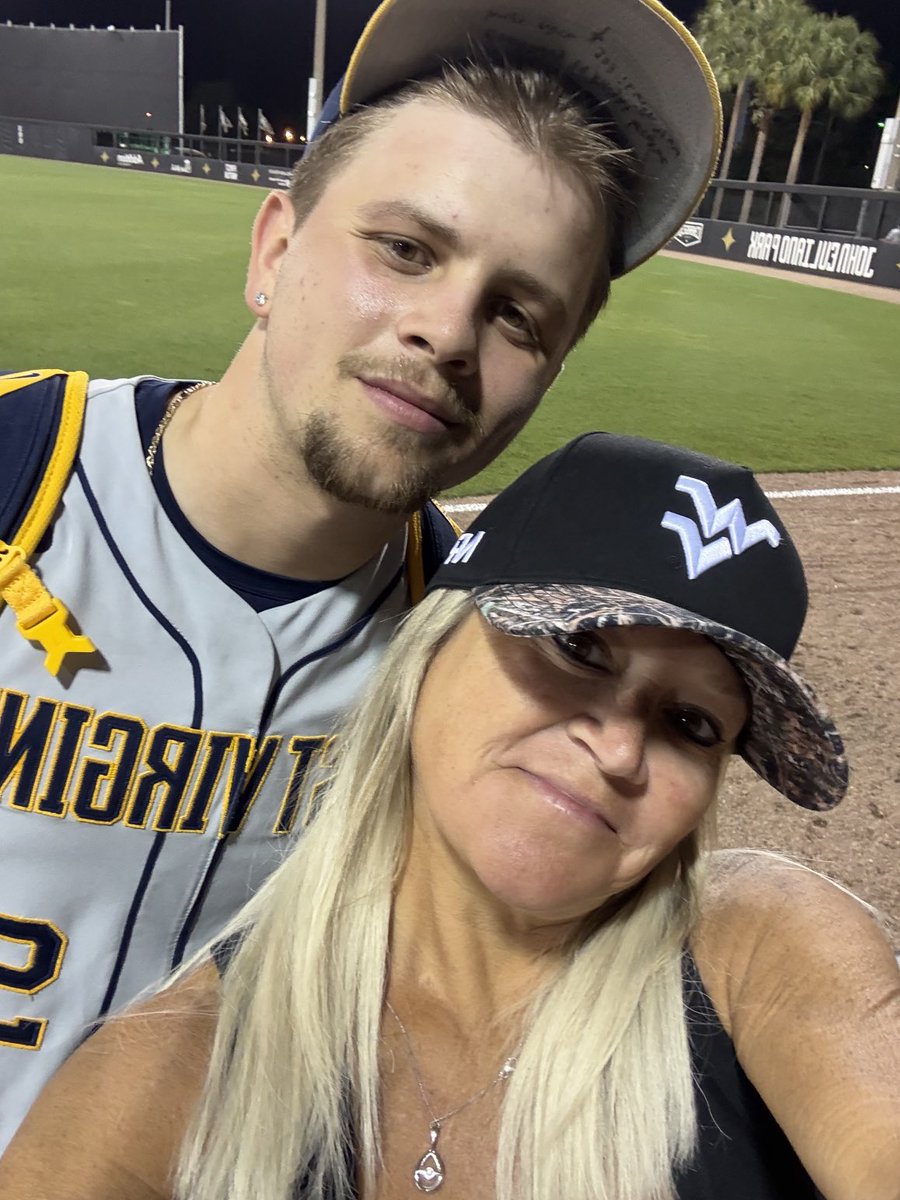 swannuga's tweet image. Back to back Super regional's! Super proud of you and the future ahead!! Don't ever let off the gas!! 💙💛@chasemeyer124