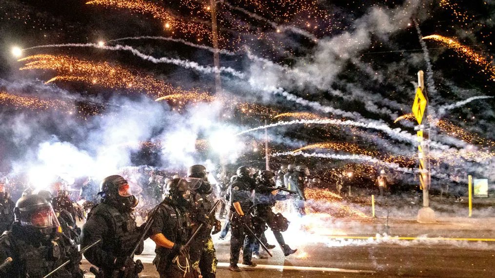 thenexgentimes's tweet image. 🚨 BREAKING: 

All of Downtown #LoAngeles declared an unlawful assembly zone, police say.

#Protesters seen feeding a plant into a dumpster fire amid growing unrest over federal immigration raids.

🔥Unrest in #California .

#LosAngeles #Immigration #USNews #NationalGuard