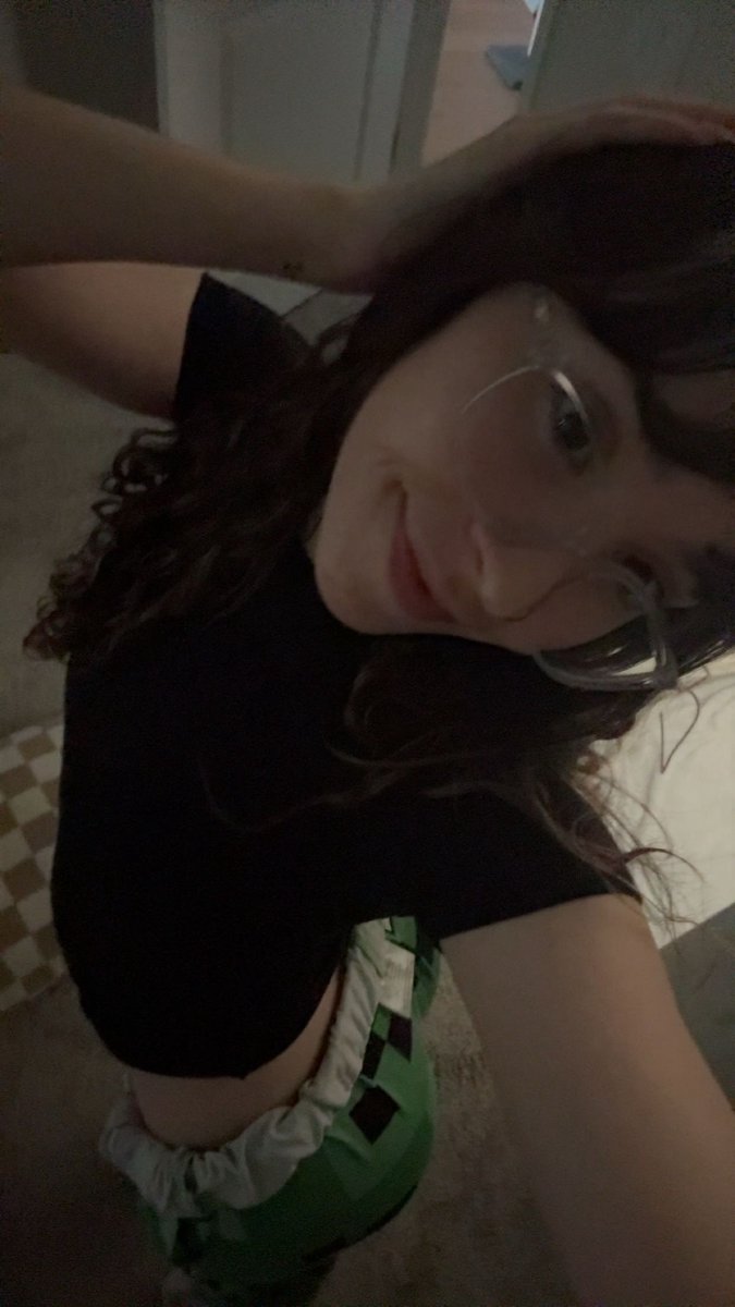 cate(@lushcatlyn ):goodnight from me and my creeper pants