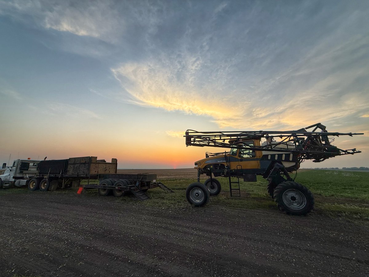 Another half section sprayed tonight!

#CanadianBarley🇨🇦🍻 
#SprayerSunsets