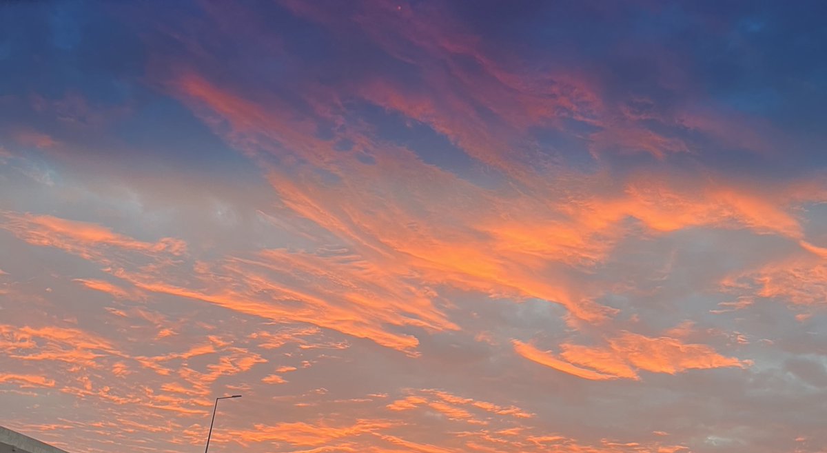 كلُّ جرحٍ ناداك لتفهم… 
فإمّا أن تفهم، 
أو تُعيد الألم بشكل آخر.
#يخبرني_الصباح 
#اقتباس