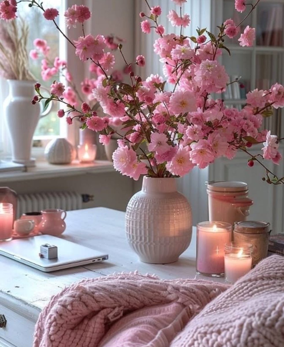 اللهم… في هذا الصباح،
لا تُريني من الدنيا إلا وجهَ الرضا،
ولا تُسمعني من الناس إلا صوتَ الطيب،
ولا تجعل لي في قلبي همًّا لا يُقال…
ولا في دربي شيئًا يُكسرني.

اللهم طمأنينةً تُشبِه رحمتك…
وراحةً تُشبه رضاك.

#صباح_الخير 
#يخبرني_الصباح