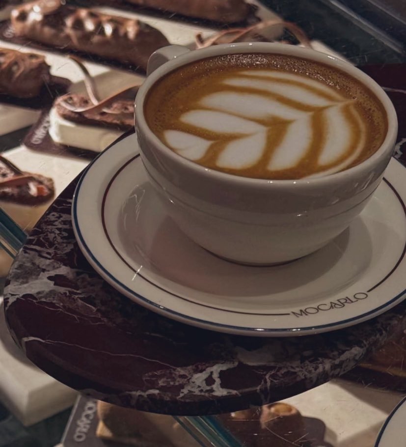 Took___'s tweet image. لمن يمنحون صباحنا نكهةً مختلفةً .. 
لـِ الأصدقاء الأنقياء .. لـِ الأحبةِ الأوفياءِ .. 
لـِ عابرٍ يحملُ في قلبه معاني الإنسانيــة .. 
لـِ كلّ من يجعلنا نؤمن أن الدنيا مازالت بخير .. 
.
.
صباااح الروقان ☕️🌷