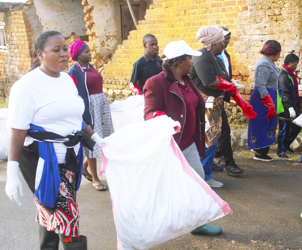 EcoGraf's tweet photo. EcoGraf (ASX: $EGR FSE: $FMK) was honoured to join #WorldEnvironmentDay in the Ulanga District, near our #Epanko Project. Led by the District Commissioner, the event focused on tackling plastic waste. We proudly supported with equipment &amp; joined the #community cleanup in Mahenge. https://t.co/yXYaVlJiQu