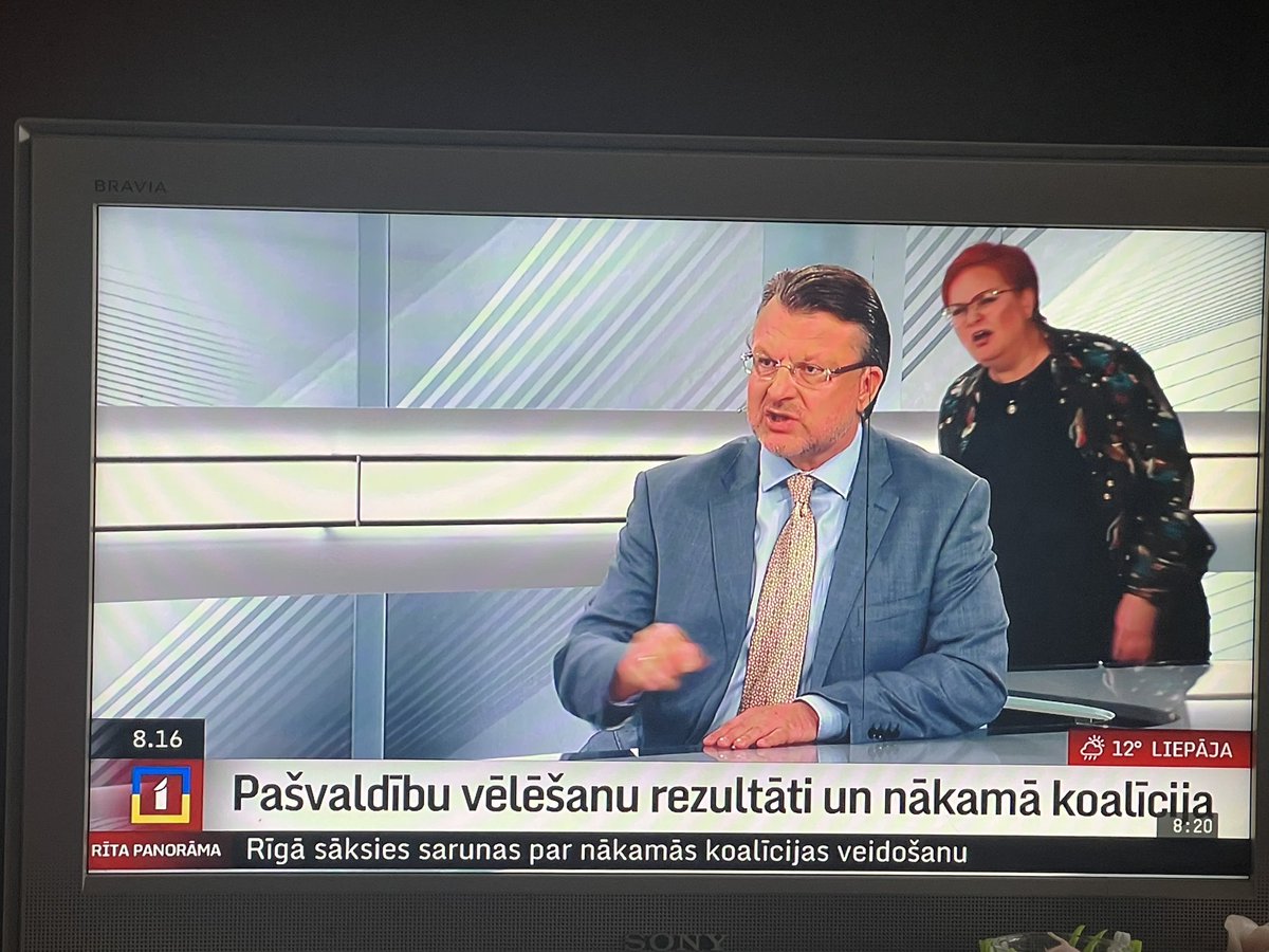 IneseFride's tweet photo. @ltvpanorama Šlesers bakstījās un bakstījās pa ausi.., un tad parādījās fonā.. https://t.co/WD6uTleTJ1