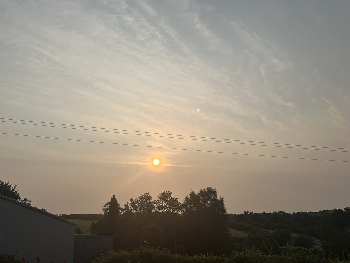 🔥 #meteo Le ciel est de nouveau « voilé » par les fumées des feux du Canada qui ont traversé toute l’Atlantique pour atterrir sur l’Europe et la #Vendee.

Ça pourrait jouer un impact sur les températures si ces fumées sont épaisses (1 à 2°C en moins / prévisions)…
