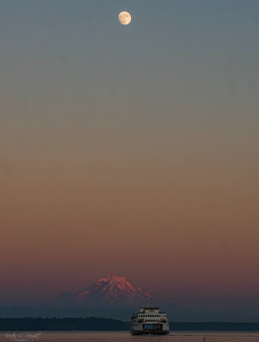 Moon over Tahoma.