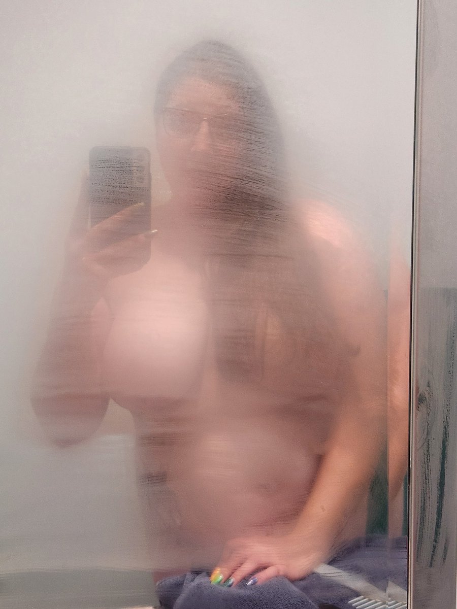 KateCorbain's tweet photo. I hadn't even gotten in yet 😅 😳 #steamy #shower https://t.co/gYA19vvr8X