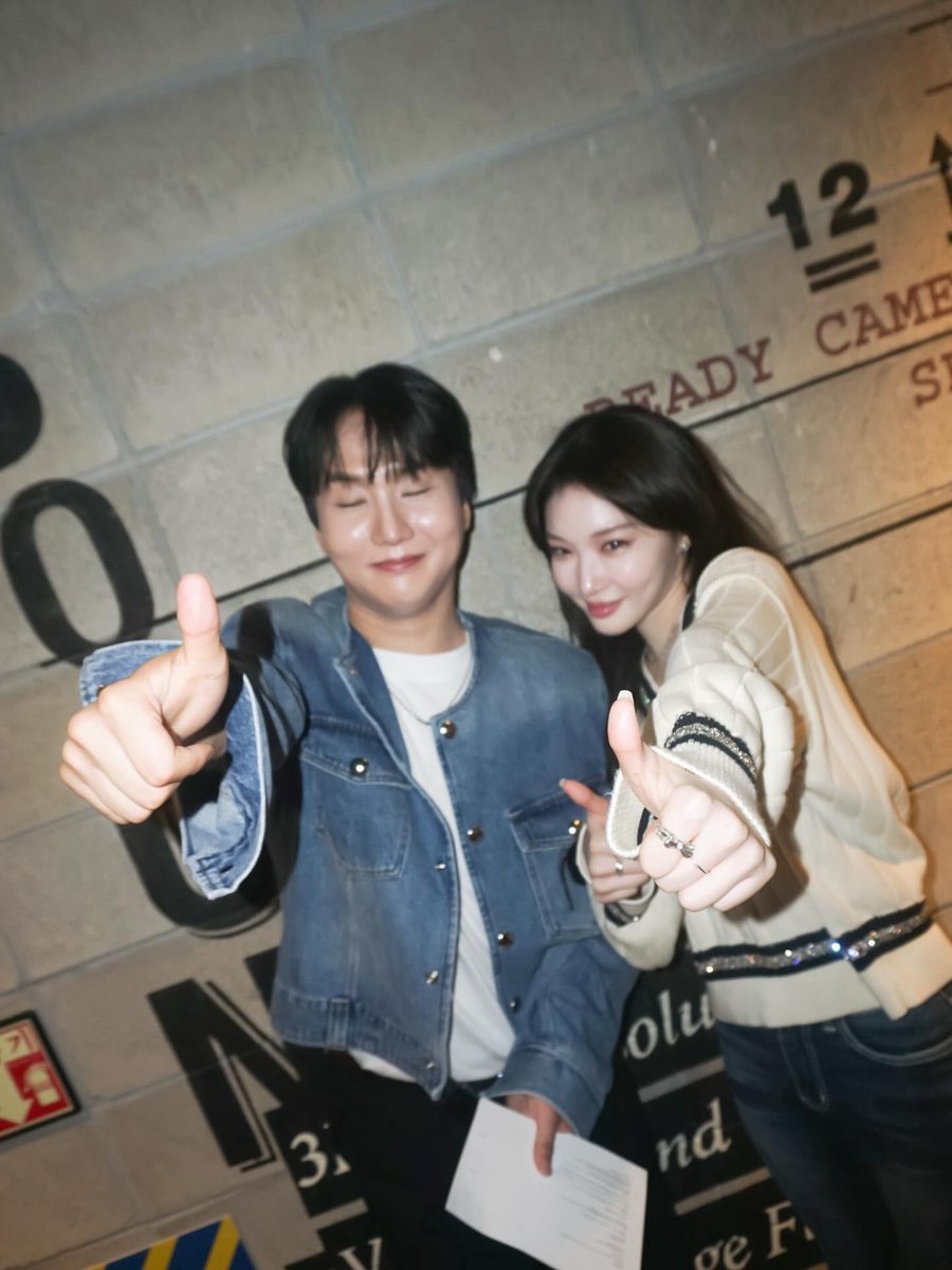 ChunghaGlobal's tweet photo. 250609 mckyunghun Instagram update with Chungha (from 250607 fanmeet) 

https://t.co/R4dcEg21DK

#청하 #CHUNGHA @CH_CHUN9HA https://t.co/S0we4sKX6V