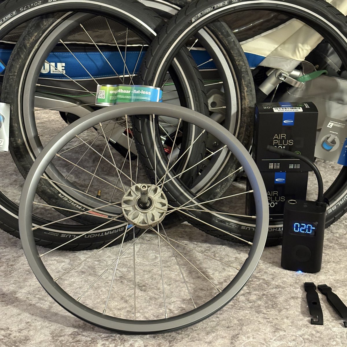 pascal_gujer's tweet image. Got a flat on our Thule Chariot bike trailer.
Realized: not just the tube - the whole tyre was done.
Lesson? Don’t wait till you’re stranded with kids onboard. 🚲👶
Swapped the tyre, pumped it back up with my fav tool:
➡️ Xiaomi Portable Electric Air Compressor
✅ Up to 10 bar…